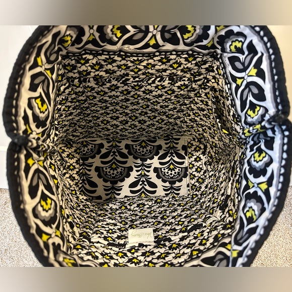 Vera Bradley Vera in Fanfare pattern - Picture 3 of 4